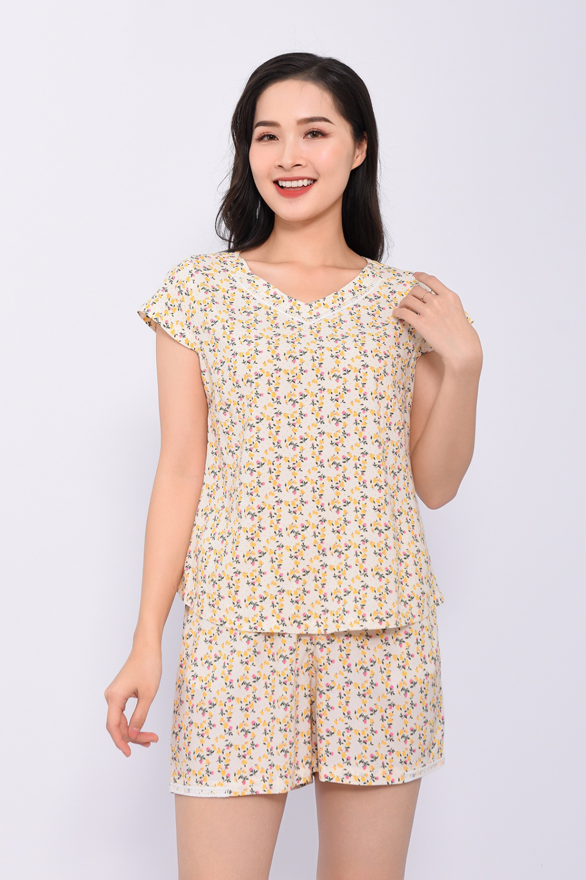 Bộ mặc nhà nữ mùa hè Việt Thắng chất liệu lanh, quần đùi áo cộc tay cổ tim kê ren